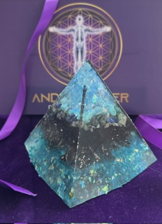Wonky Wuns orgonite pyramids